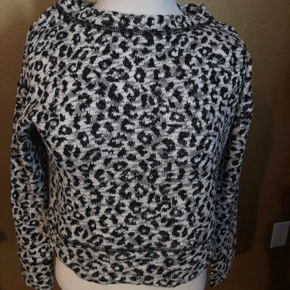 Black-and-white print sweater